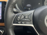 ハンドルにあるステアリングスイッチで、運転中のオーディオ操作も安全に!