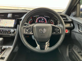 ホンダセンシング装着車となっております。衝突軽減ブレーキ、誤発進抑制機能、歩行者事故低減ステアリング、路外逸脱抑制機能、アダプティブクルーズコントロール、車線維持支援システム他、8つの機能で幅広く支援