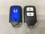 スマートキーを装備しています。鍵を差し込むことなくドアロックの開け閉めと、スタートボタン操作でのエンジンスタートができます。スペアキーも同じものを用意しております。