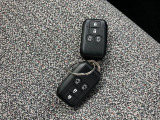 携帯リモコンキーは2個付属!リモコンキーには車両からはなれた所からカギの開閉が可能なキーレスエントリーシステムを装備!リア電動スライドドアの開閉も可能なスイッチも付いてます!