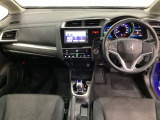 車内は光触媒抗菌消臭施工済です。インパネ周りはスタイリッシュなデザインです。グローブボックスやカップホルダーのほかにトレーなどたくさんの収納スペースが付いています。