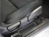 【ハイトアジャスター】レバーの上下操作だけで、座面を運転しやすい高さへ簡単に調節できます。