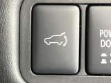 【パワーバックドア】スマートキーや運転席のボタンを押すだけでリアゲートが自動で開閉します!荷物を持っている時や、高い位置にあるバックドアを閉める際に便利な機能です♪