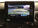 【バックカメラ】運転が苦手な方も車庫入れラクラクです!ギアをリバースに入れれば自動的に切り換わりますので、面倒な操作は不要です♪狭い駐車場もお車を傷つけず安心ですね!