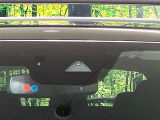 【スマートシティブレーキサポート】低速走行中に前方の車両等を認識し、衝突しそうな時は警報とブレーキで衝突回避と被害軽減をアシスト。より安全にドライブをお楽しみいただけます。