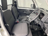 【運転席シート】ゆったりと広々した空間です。ストレスなく運転ができますよ!