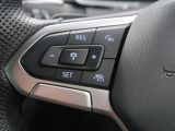 ◆クルーズコントロールにレーダーセンサーを組み合わせ、先行車を測定し設定されたスピードを上限に自動で加減速を行います。一定の車間距離を維持することで、長距離走行でのドライバーの疲労を低減させます。