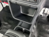 【グローブボックス】収納スペースも充実しております。
