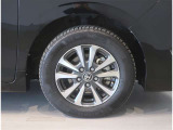 純正のアルミホイール装着車です。タイヤサイズは195/65R15です。