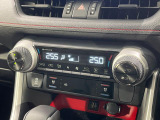 【シートベンチレーション】夏場は涼しい風でお尻や背中の熱やムレを防ぎ、冬はエアコンよりも早く温まってポカポカに!季節を問わず快適に過ごせます。