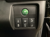 Hondaセンシング用の、VSA(ABS+TCS+横滑り抑制)解除とレーンキープアシストシステムのメインスイッチなどはハンドルの右側に装備しています。燃費に役立つECONボタンもここです。