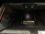 ワイヤレス充電器を装備してます。Qi(チー)規格対応のスマートフォンなどを置くだけでワイヤレスで充電可能です。スマートフォンの充電可能なUSB端子と音源などの外部入力の可能なUSB端子もついています。