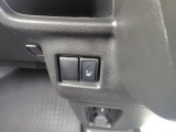 運転席のシートヒーターボタンです。冬には本当にありがたい装備となります☆