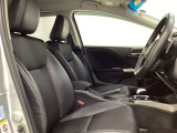広い足元にゆったり座れるシートには肘掛けも装備しており長距離の運転でも疲れにくくなってます。