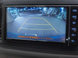 バックモニター付。後退時にはナビの画面で車両後方を確認できます
