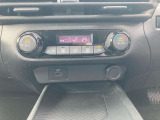 すっきりした運転席周りにはナビやエアコンの操作パネルを設置しております。