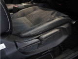 【ハイトアジャスター】レバーの上下操作だけで、座面を運転しやすい高さへ簡単に調節できます。