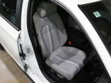 程よい硬さとホールド性が高いシートで長時間運転も快適です。