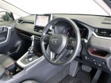 運転席は見晴らしが良く、運転しやすいレイアウトになっています。