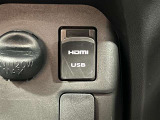 USB/HDMI接続は、シフトレバーの下にあります!