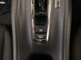 セレクトレバーの下に電子制御パーキングブレーキがあります。スイッチひとつで、停車した地点の傾斜などをシステムが検知・判断してブレーキ力を自動的に最適制御し、しっかり停車できるパーキングシステムです。