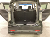 開口部も広く荷物の積み下ろしもしやすいお車となっております。シートの背もたれは5:5の割合で分割して可倒できるので、長いお荷物などを載せることもできます。