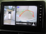 アラウンドビューモニター付きです。車両を上から見たような映像をナビゲーション画面に表示。運転席からの目視だけでは見にくい、車両周辺の状況をリアルタイムでしっかり確認できます。