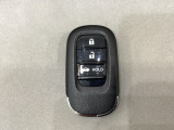 スマートキーを装備しています。鍵を差し込むことなくドアロックの開け閉めと、スタートボタン操作でのエンジンスタートができます。ボタン操作でトランクが開けられるトランクオープナーもついています。