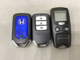スマートキーを装備しています。鍵を差し込むことなくドアロックの開け閉めと、スタートボタン操作でのエンジンスタートができます。加えて、純正リモコンエンジンスターター用の操作キーもついています。