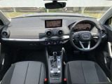 Audiのインテリアは厳選素材を緻密に作りこんだ美しい個々のパーツを、衝撃にも耐えうるよう丁寧に組み上げて、構成されています。見た目に美しく、そして機能的でもあること。これこそがAudiのインテリアの伝統です