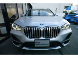 BMWの代名詞の【キドニーグリル】グリルが腎臓のように見えるので【キドニー】と呼ばれるようになりました。一目見ただけでBMWであると認識できる確固たるアイコンとして存在感を放ちます。