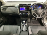 車内は光触媒抗菌消臭施工済です。スタイリッシュなデザインでスポーティなインパネ周りを演出します。グローブボックスやカップホルダーのほかにトレーなどたくさんの収納スペースが付いています。
