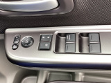 運転席ドアには、電動格納式リモコンドアミラーや、パワーウィンドウマスタースイッチがあります。