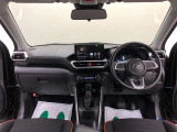 運転席からの視界の良さに配慮したインパネや運転席側に向けて配置された操作パネル類など運転に集中できるドライバーズ空間!
