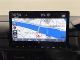 【Honda純正ナビゲーション(Honda CONNECT対応)】通信により地図が自動で更新され、車内Wi-Fiでスマホやタブレット、ゲーム機なども楽しめます。