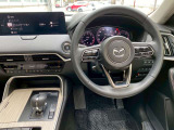 【運転席インテリアデザイン】左右対称のインテリアデザインでドライバーを包み込み運転に集中できるように設計されています。