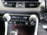 左右独立温度コントロールフルオートエアコンです。運転席、助手席それぞれで独立して温度設定ができます。冷え性の方が乗っても安心ですね♪