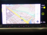 Discover Pro、10インチタッチスクリーンで操作はスマートフォンのように画面上を軽くタッチするだけ、モニターとメーターにおけるナビゲーションマップの同時表示も可能です。