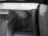 スマートフォンの充電等にも便利な電源ソケットも使いやすい場所に装備されています。
