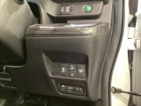 両側電動スライドドアは運転席から操作ができます。Hondaセンシング用のVSA(ABS+TCS+横滑り抑制)解除とレーンキープアシストシステムなどのメインスイッチとETCも装備しています。
