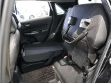 【チップアップ&ダイブダウンシート】はね上げれば高さのある荷物、倒せば長い荷物も収まります。はね上げて、倒して変化するシートで使いやすさをアレンジ。