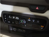【オートエアコン】温度を設定すれば自動で快適な車内温度を保ちます。エアコン内部の高性能脱臭フィルターで車内のアレルゲンや花粉を除去。