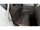 リアシートも足もとが広いので、車内全員がゆったりお過ごしいただけます!!