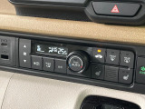 【オートエアコン】一度お好みの温度に設定すれば、車内の温度を検知し風量や温度を自動で調整。暑い…寒い…と何度もスイッチ操作をする必要はありません。快適な車内空間には必須の機能ですね♪