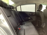 リアシートは足元も広く、長距離運転になってもゆったりくつろいでお乗りいただけるシートです。