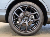 アルミホイール 6Yスポークデザイン ブラック 9.5Jx21 285/40 R21タイヤ/アダプティブエアサスペンション スポーツ