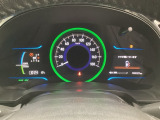 ハイブリット車専用のメーターです。中央のスピードメーターより左右のサブデスプレイで燃費や動力伝達などの情報が見れるようになっています。