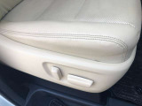 運転席シートはパワーシートになっており快適にお乗り頂けます。