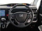 【Honda SENSING】 カメラ等装置で精度の高い検知能力を発揮、安全運転を支援します。ステアリング上のコントローラーに注目!