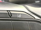 【車線逸脱警報】道路上の白(黄)線を認識し、意図せず走行中の車線からはみ出しそうになった時、メーター内の警告灯とブザーで注意喚起してくれる安心・安全機能です♪